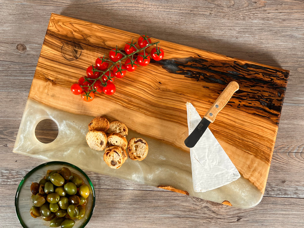 Tabla de cocina de madera de olivo con epoxi blanco crema perlado