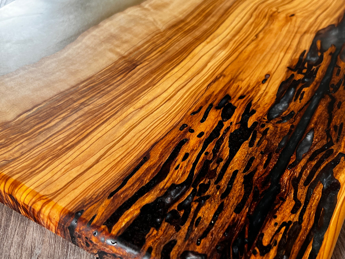 Tabla de cocina de madera de olivo con epoxi blanco crema perlado