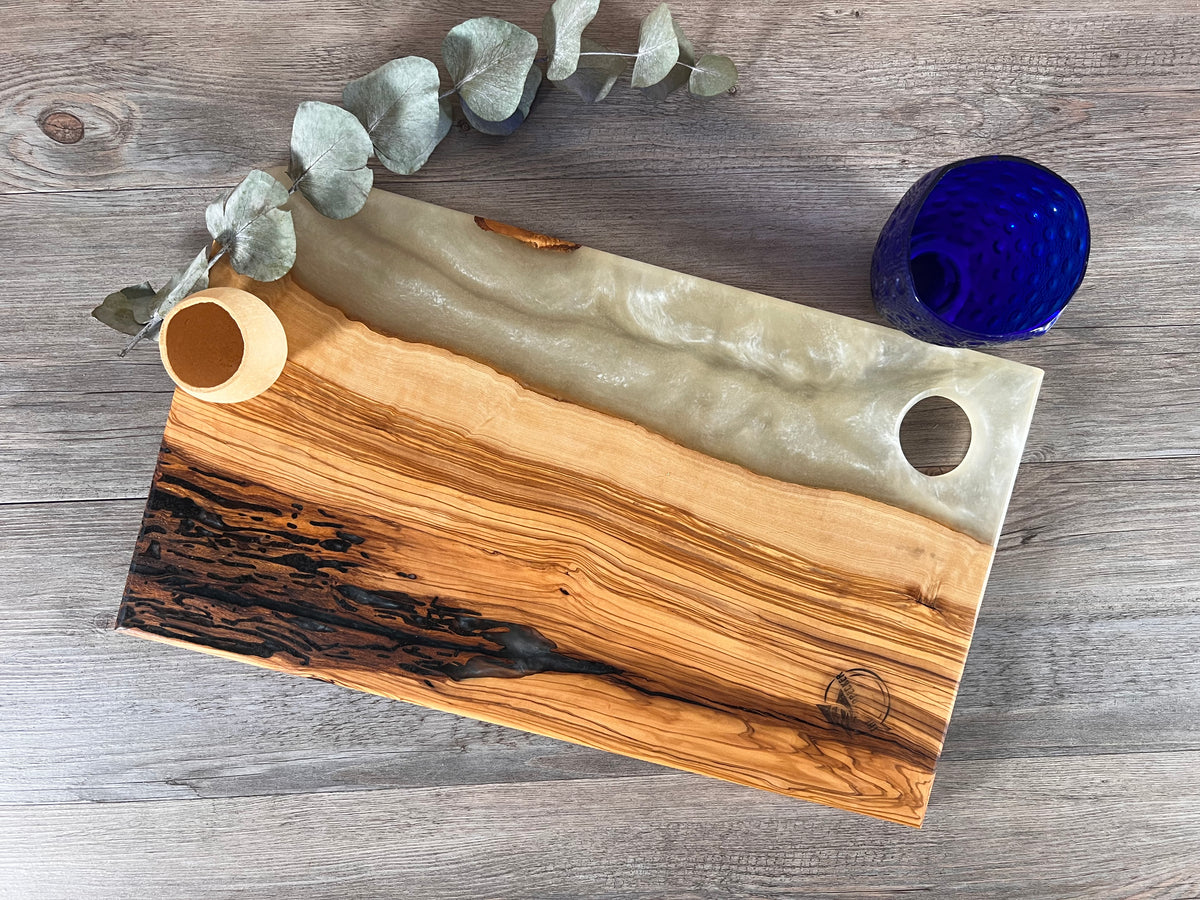 Tabla de cocina de madera de olivo con epoxi blanco crema perlado
