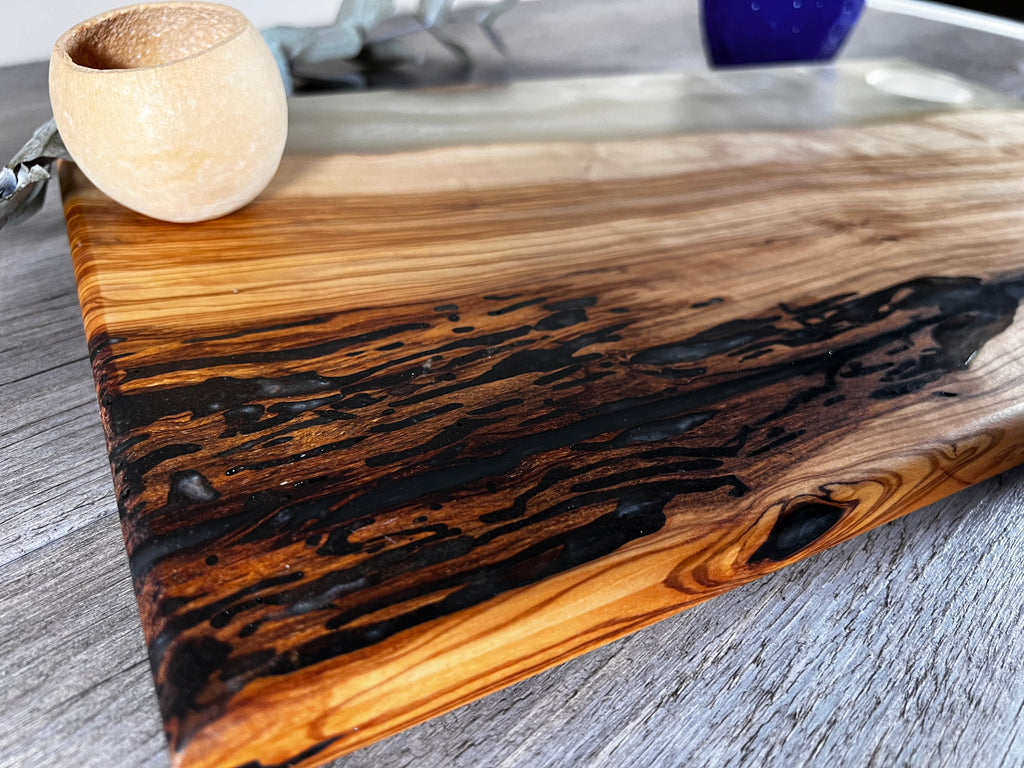 Tabla de cocina de madera de olivo con epoxi blanco crema perlado