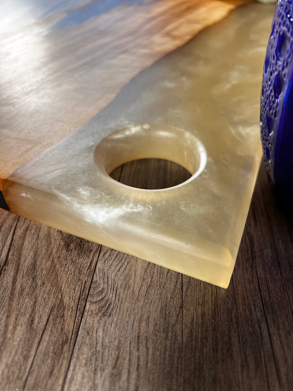 Tabla de cocina de madera de olivo con epoxi blanco crema perlado