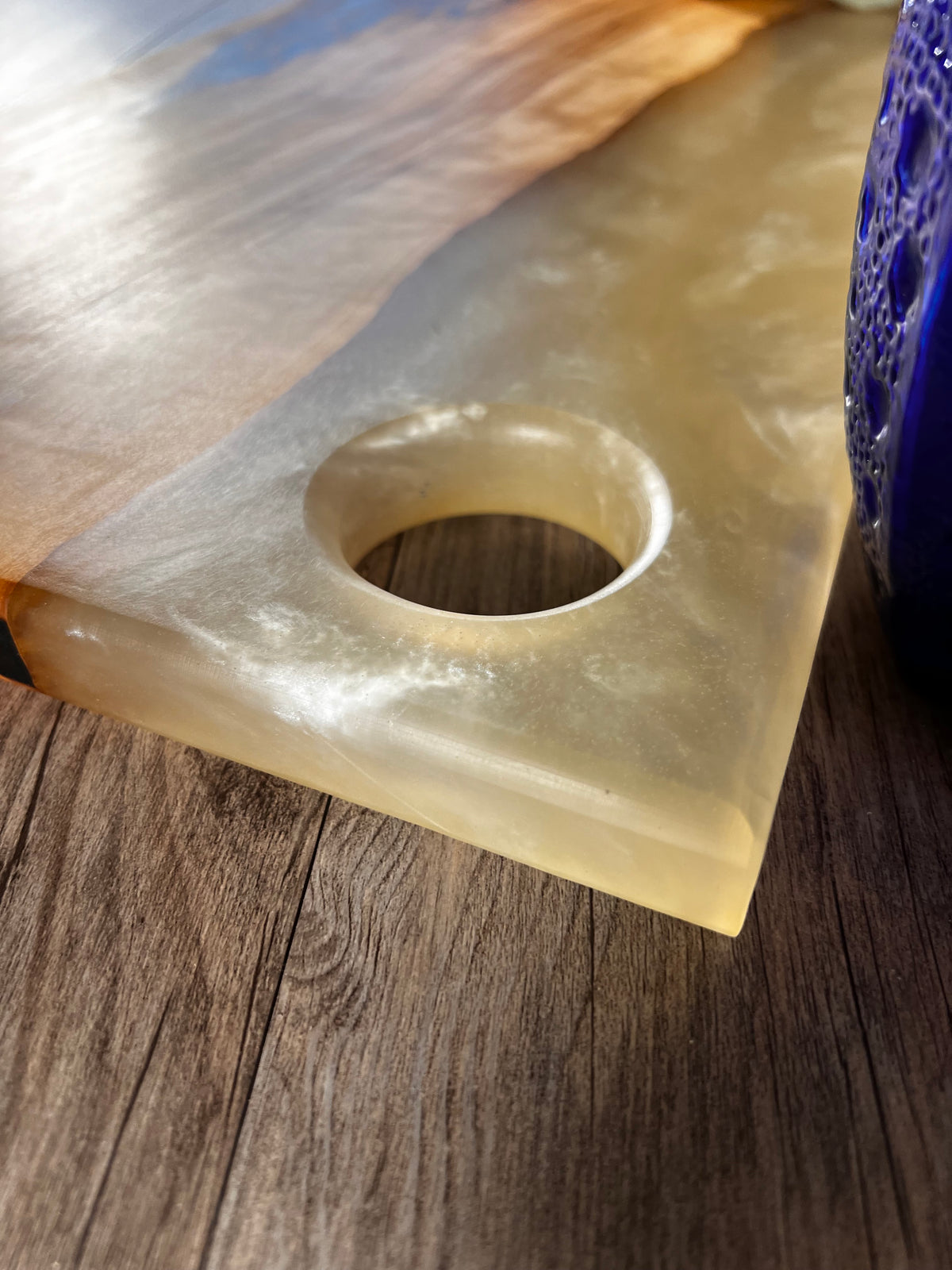 Tabla de cocina de madera de olivo con epoxi blanco crema perlado