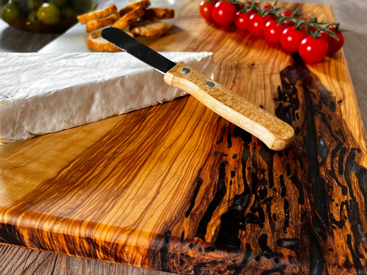 Tabla de cocina de madera de olivo con epoxi blanco crema perlado