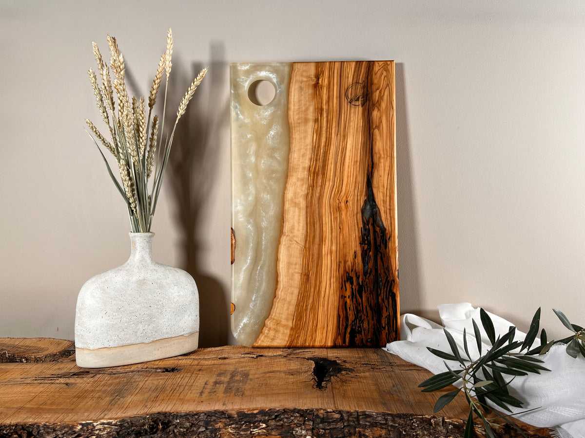 Tabla de cocina de madera de olivo con epoxi blanco crema perlado