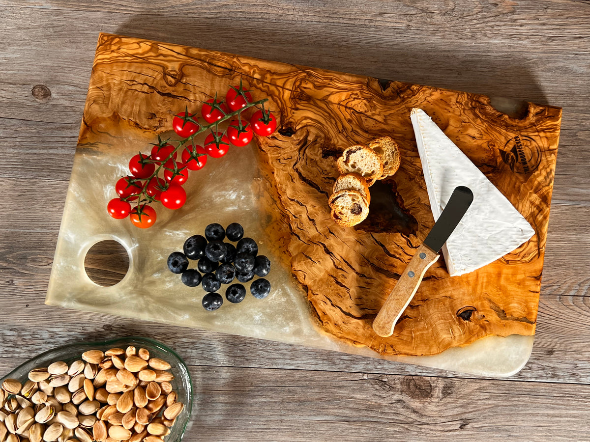 Tabla de cocina de madera de olivo con epoxi blanco crema perlado