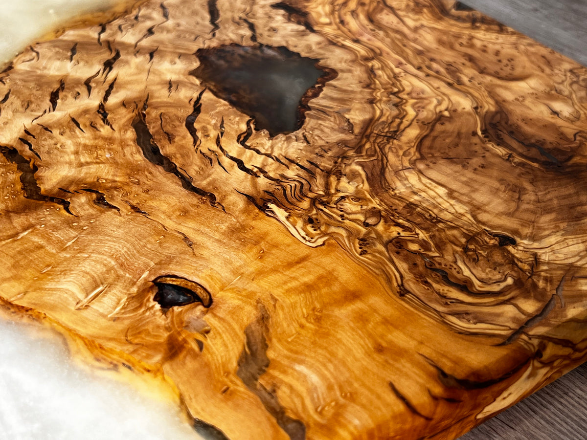 Tabla de cocina de madera de olivo con epoxi blanco crema perlado