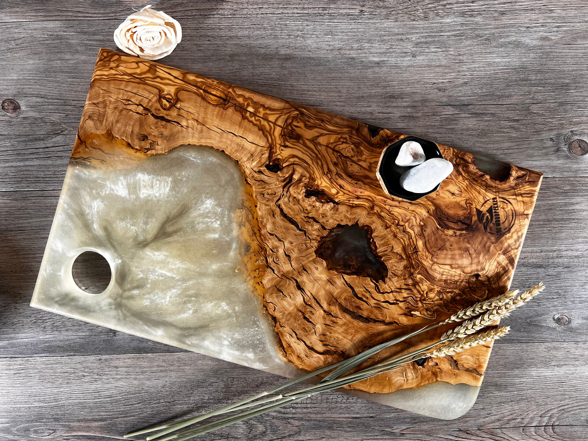 Tabla de cocina de madera de olivo con epoxi blanco crema perlado