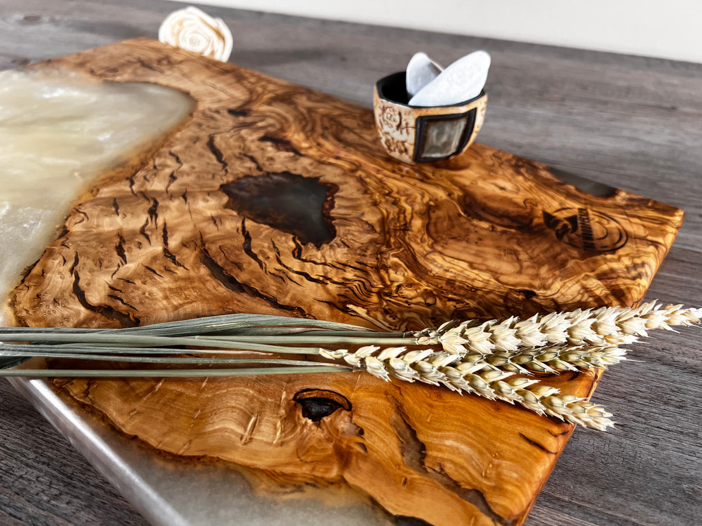 Tabla de cocina de madera de olivo con epoxi blanco crema perlado