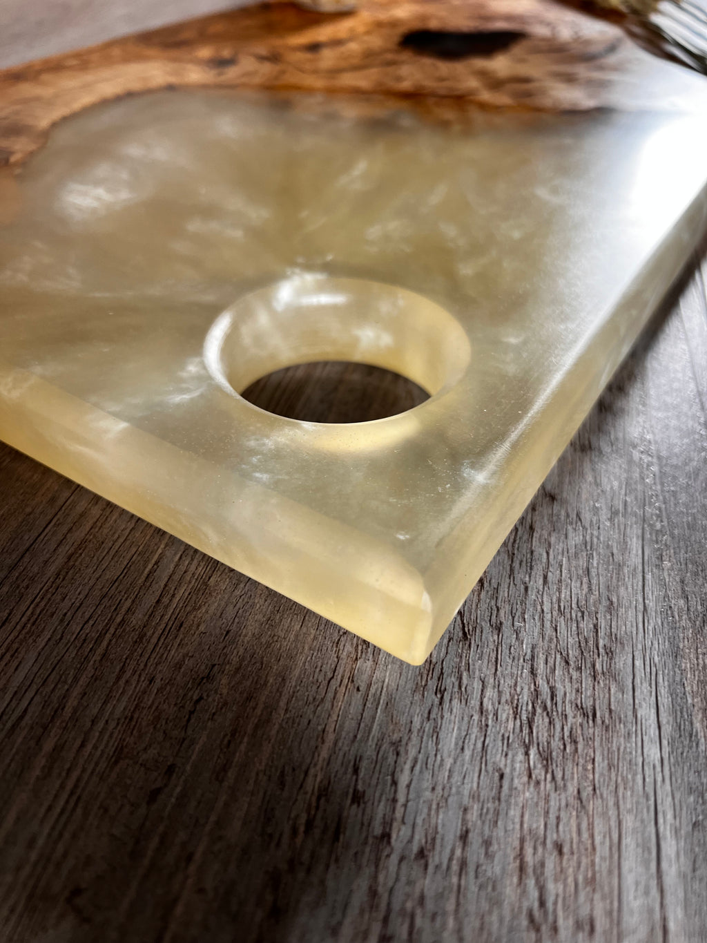 Tabla de cocina de madera de olivo con epoxi blanco crema perlado