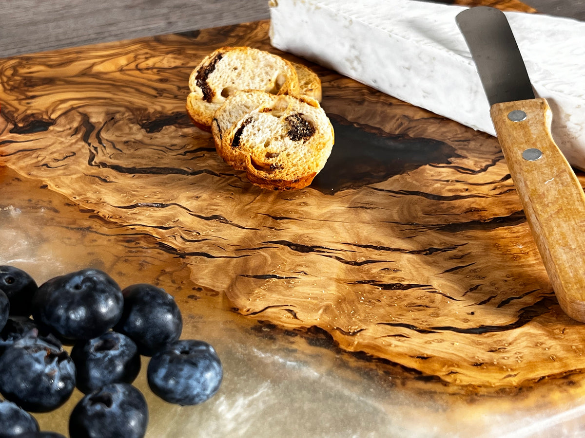 Tabla de cocina de madera de olivo con epoxi blanco crema perlado