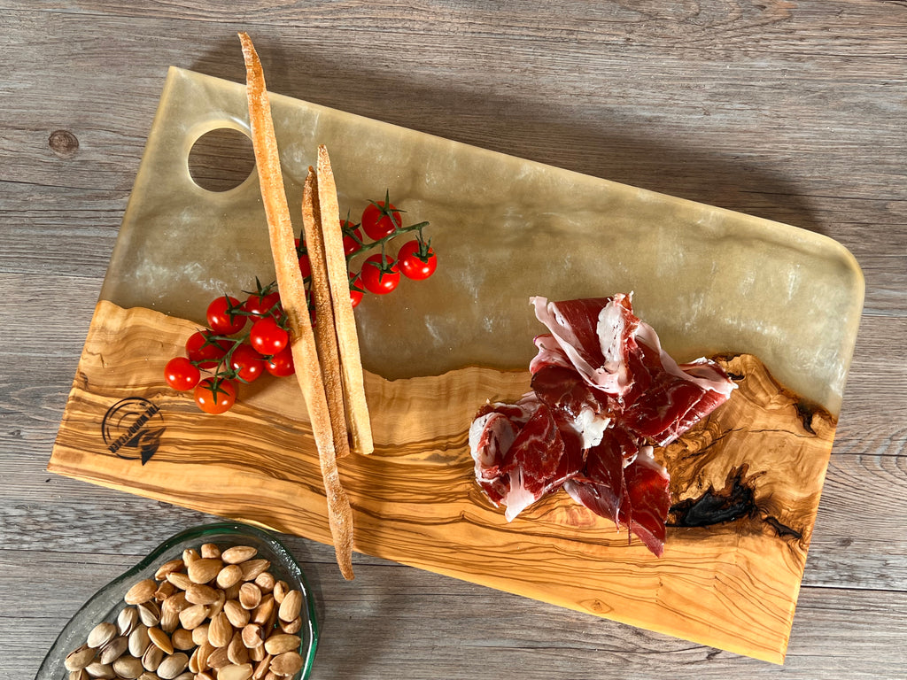 Tabla de cocina de madera de olivo con epoxi blanco crema perlado