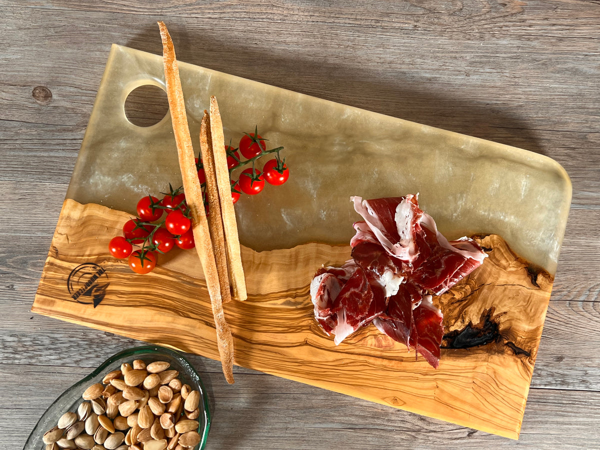 Tabla de cocina de madera de olivo con epoxi blanco crema perlado