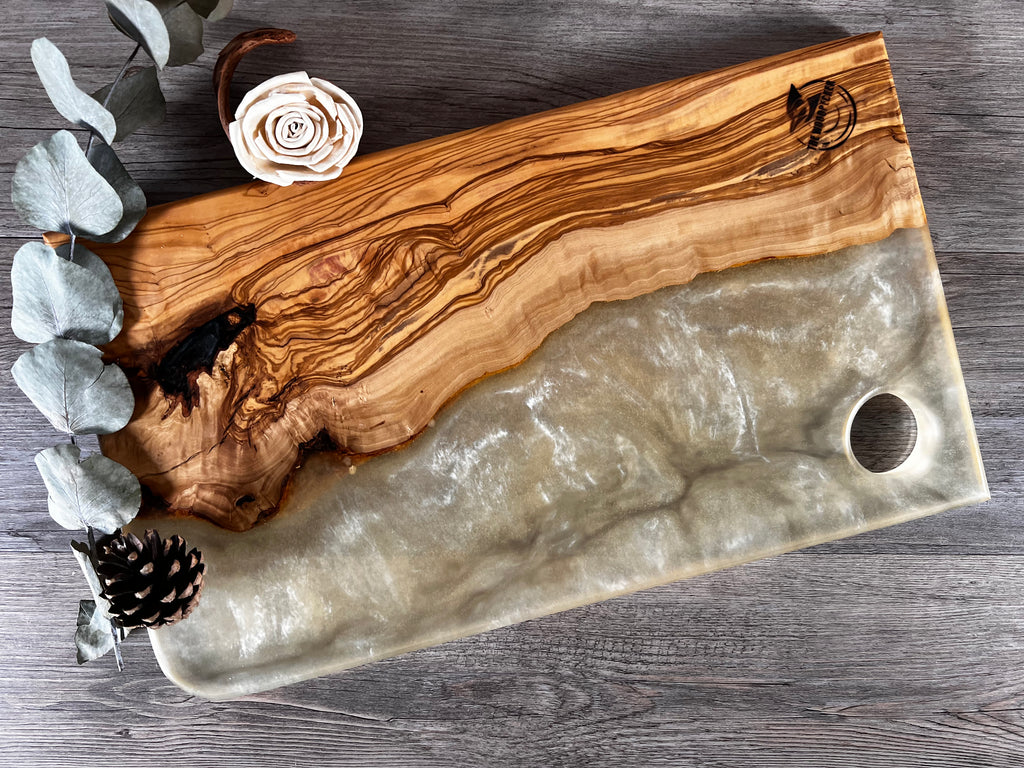 Tabla de cocina de madera de olivo con epoxi blanco crema perlado