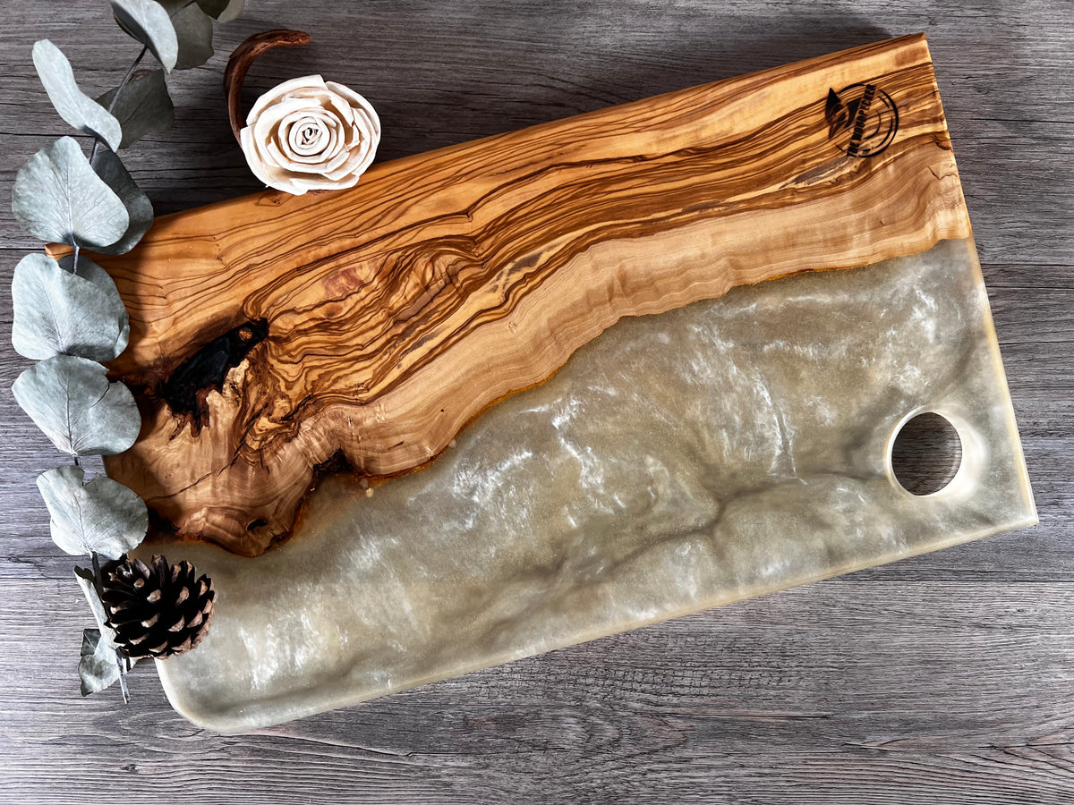 Tabla de cocina de madera de olivo con epoxi blanco crema perlado