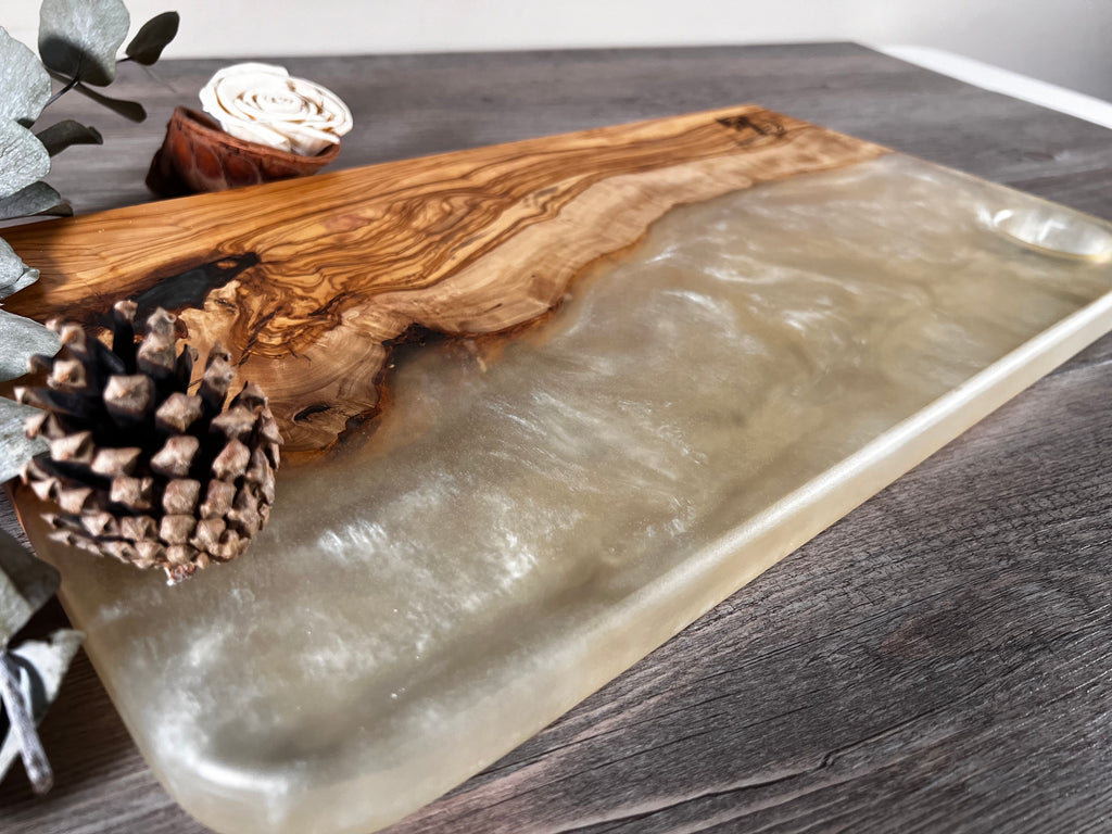Tabla de cocina de madera de olivo con epoxi blanco crema perlado