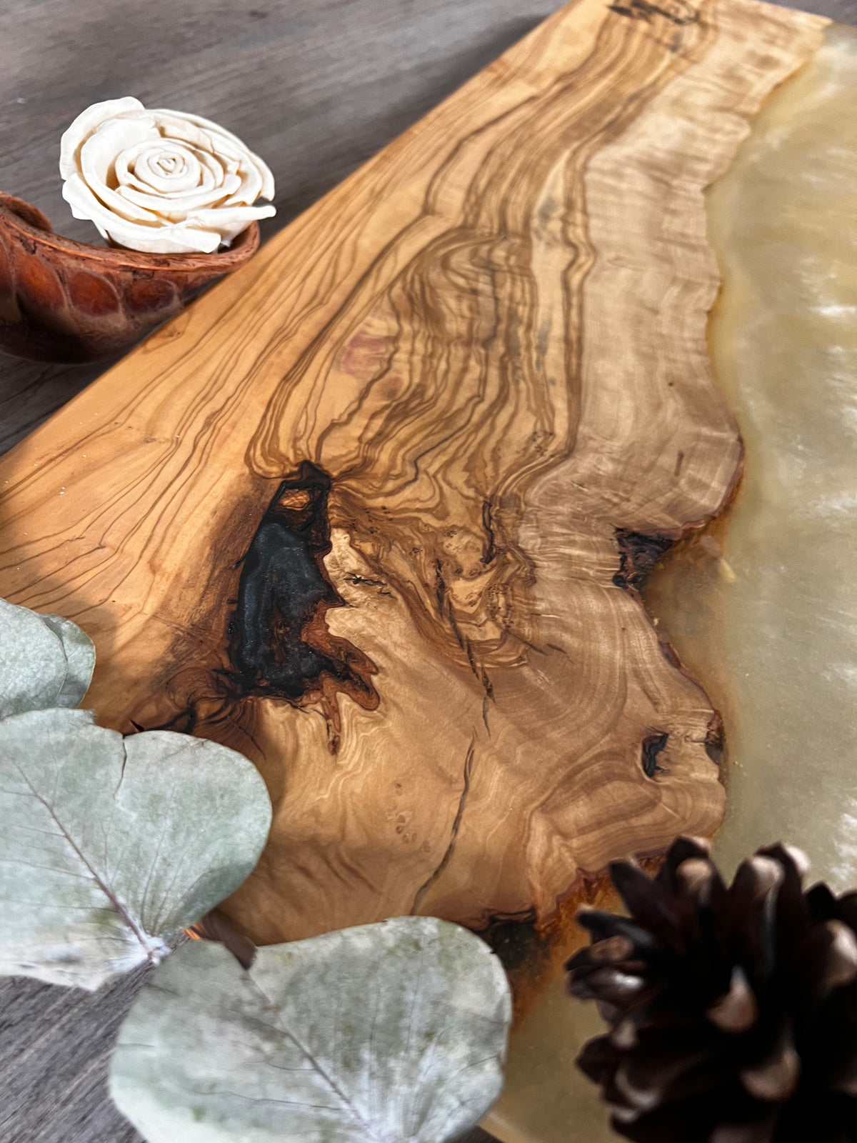 Tabla de cocina de madera de olivo con epoxi blanco crema perlado