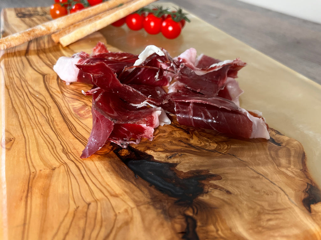 Tabla de cocina de madera de olivo con epoxi blanco crema perlado