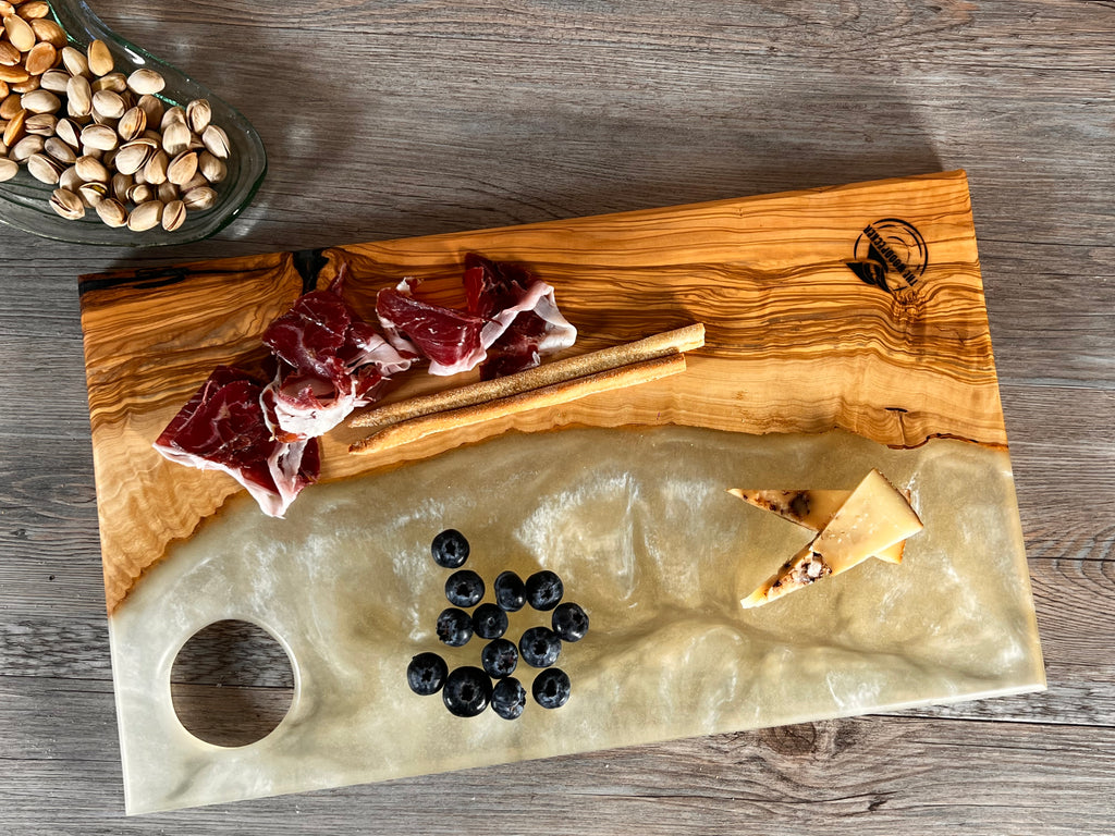 Tabla de cocina de madera de olivo con epoxi blanco crema perlado