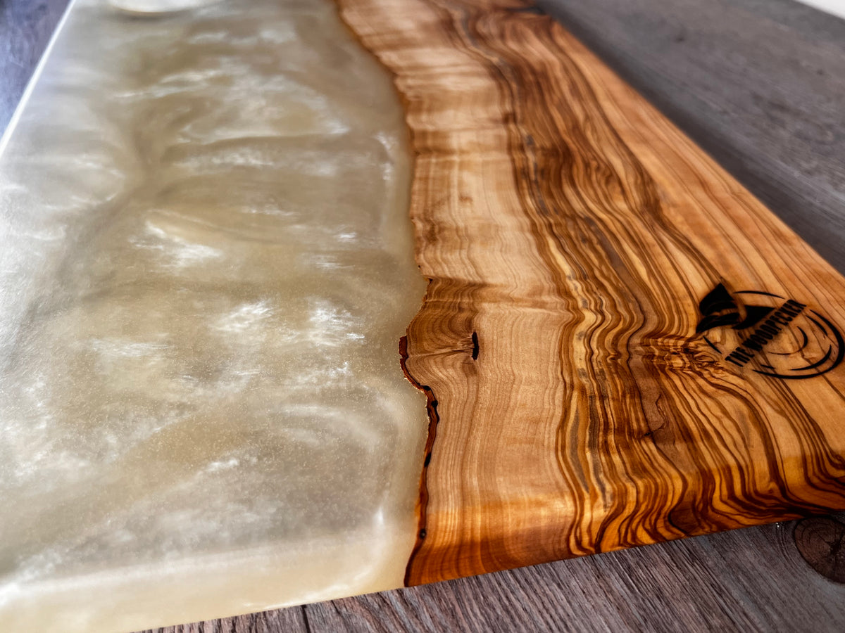 Tabla de cocina de madera de olivo con epoxi blanco crema perlado