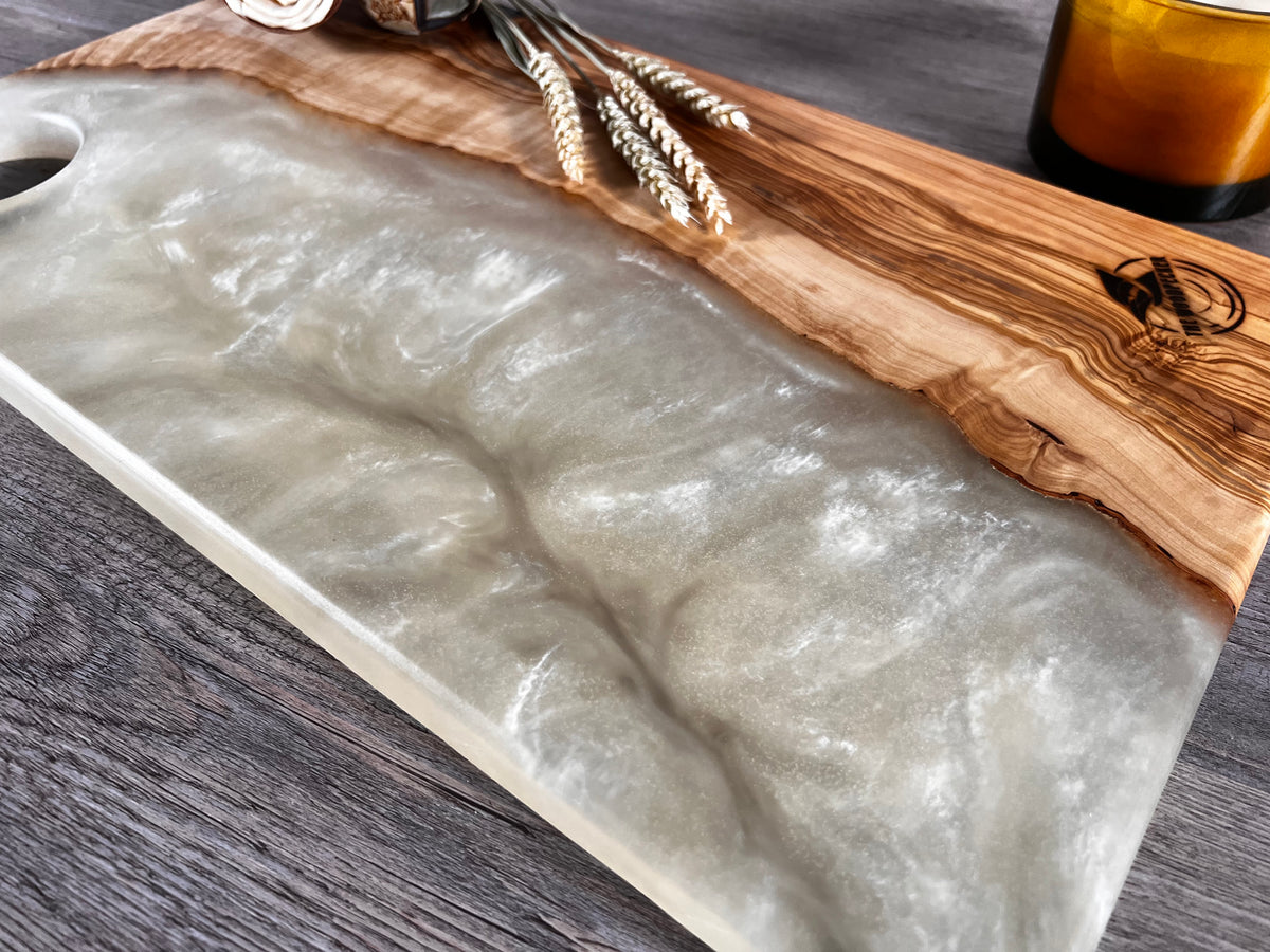 Tabla de cocina de madera de olivo con epoxi blanco crema perlado