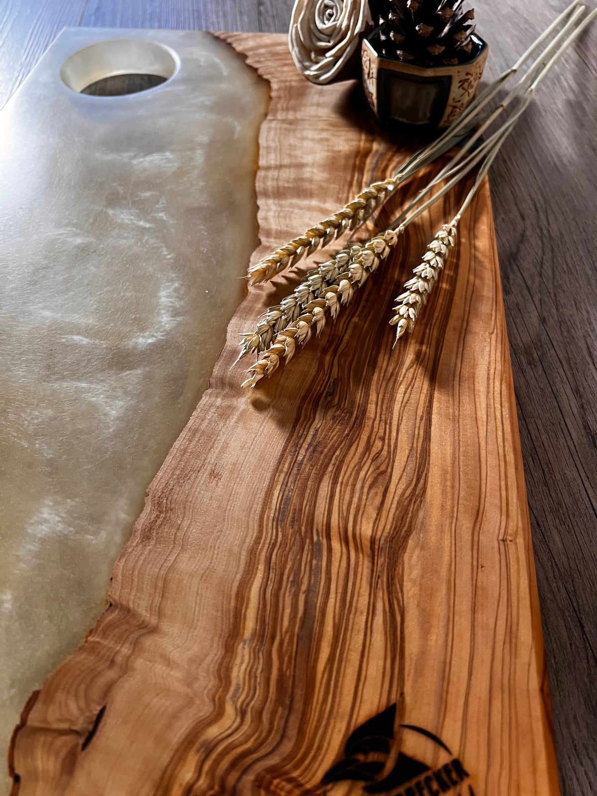 Tabla de cocina de madera de olivo con epoxi blanco crema perlado