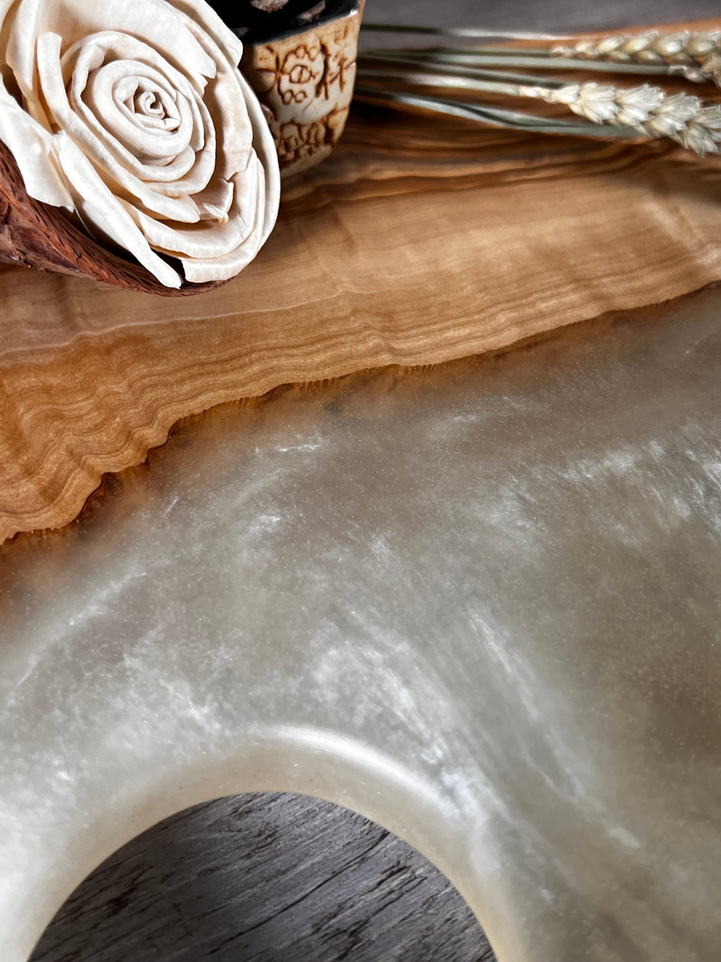 Tabla de cocina de madera de olivo con epoxi blanco crema perlado