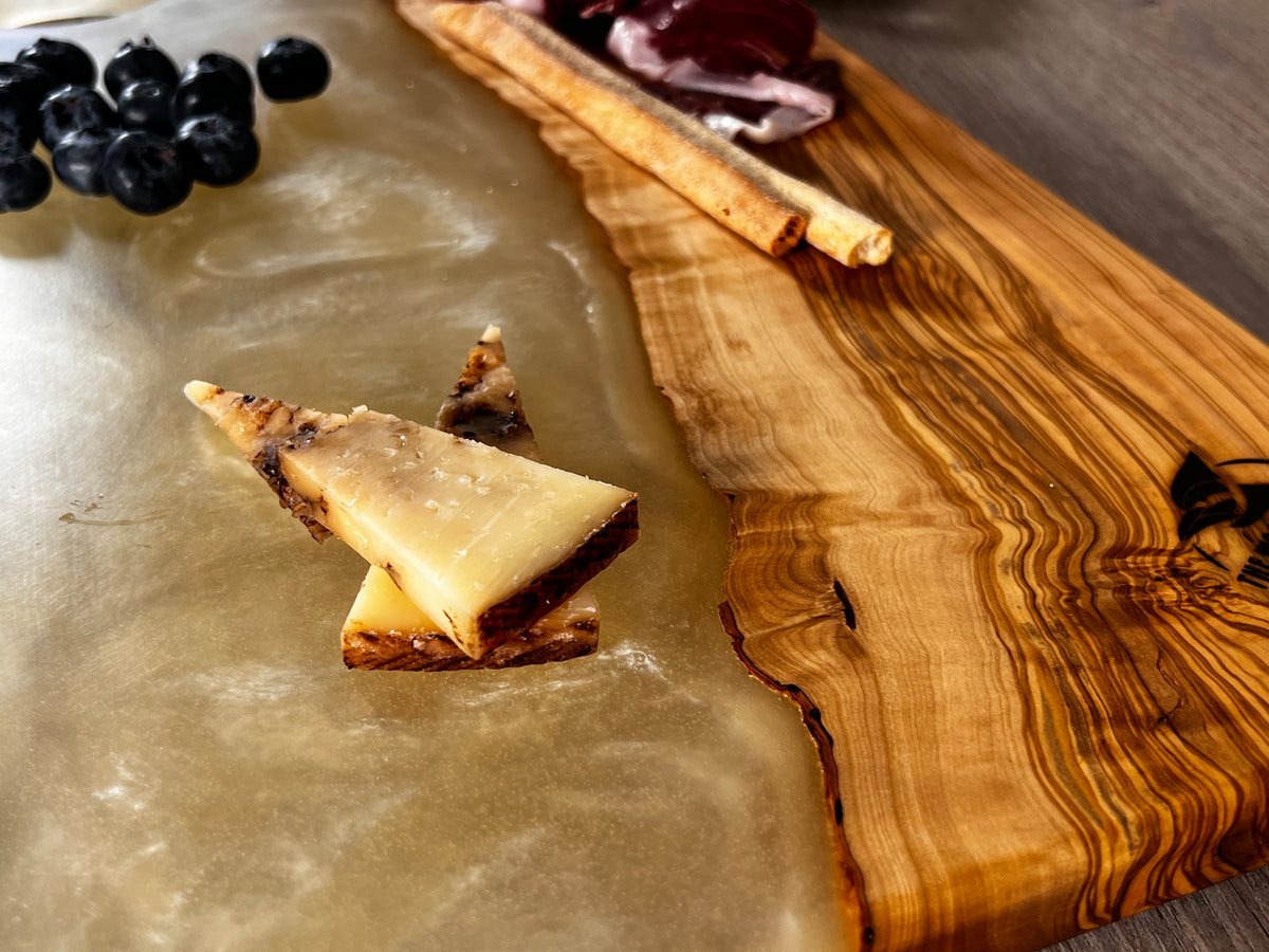Tabla de cocina de madera de olivo con epoxi blanco crema perlado