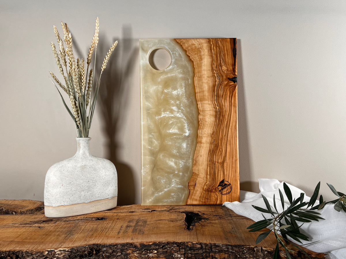 Tabla de cocina de madera de olivo con epoxi blanco crema perlado