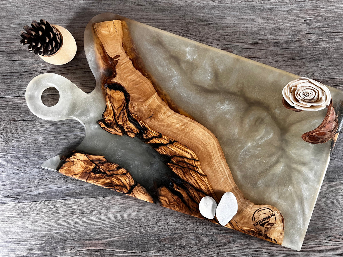 Tabla de cocina de madera de olivo con epoxi blanco crema perlado