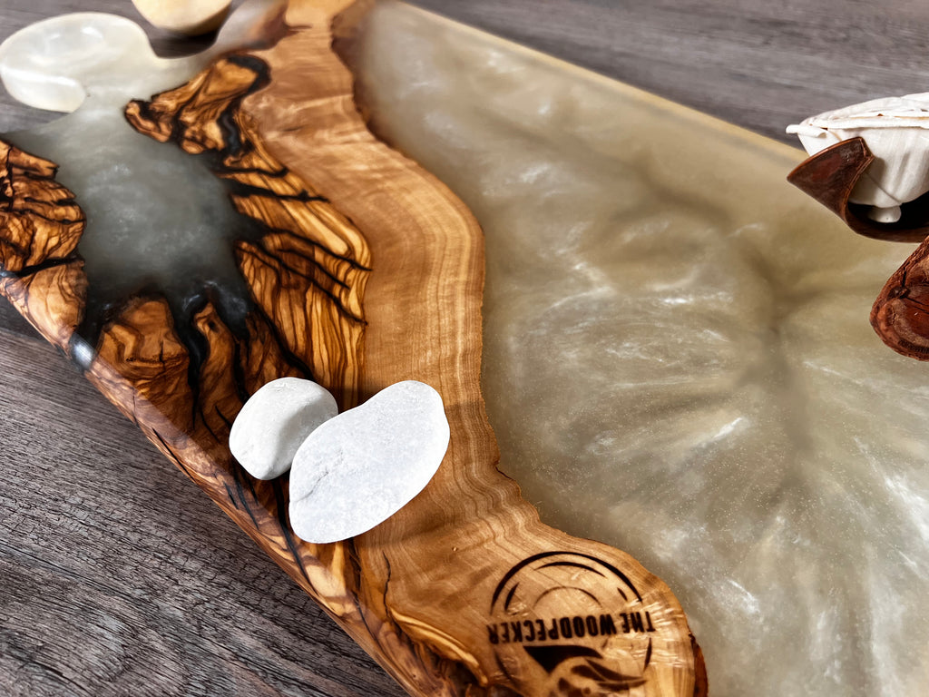 Tabla de cocina de madera de olivo con epoxi blanco crema perlado
