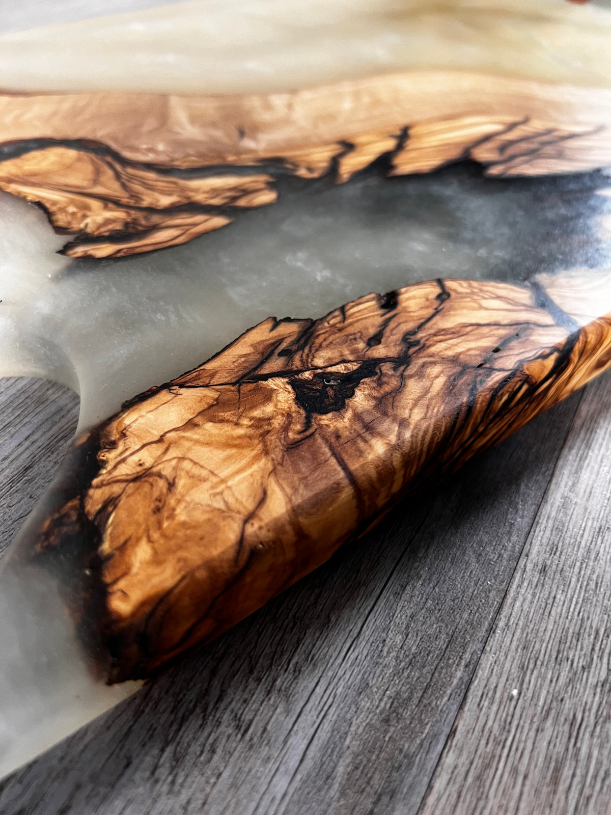 Tabla de cocina de madera de olivo con epoxi blanco crema perlado
