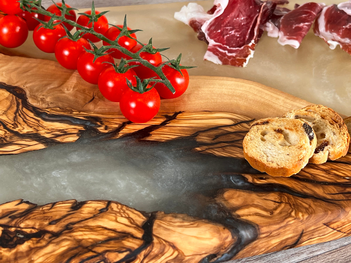 Tabla de cocina de madera de olivo con epoxi blanco crema perlado
