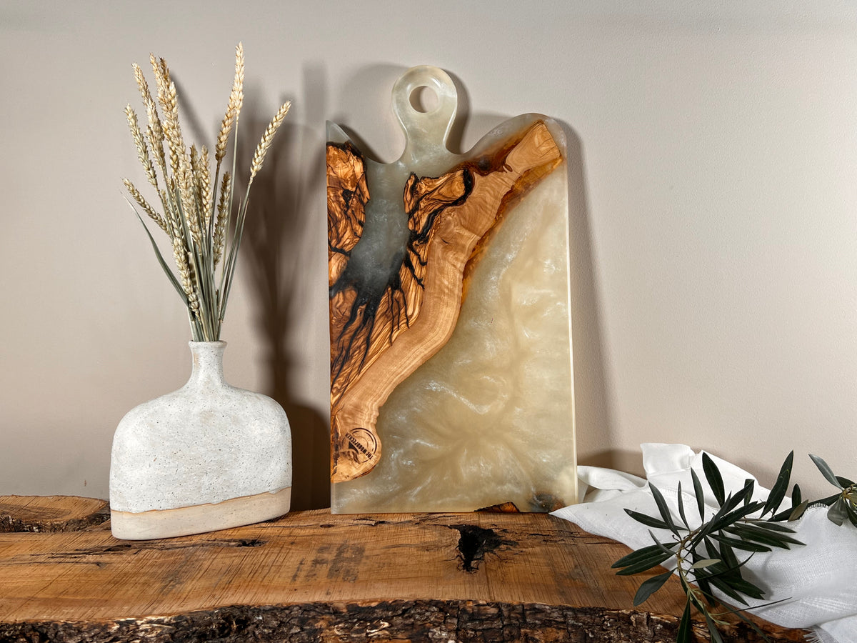 Tabla de cocina de madera de olivo con epoxi blanco crema perlado