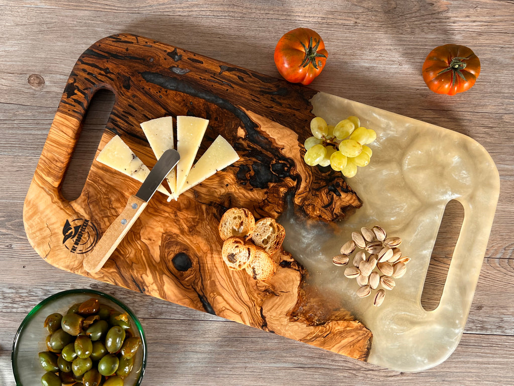 Tabla de cocina de madera de olivo con epoxi blanco crema perlado