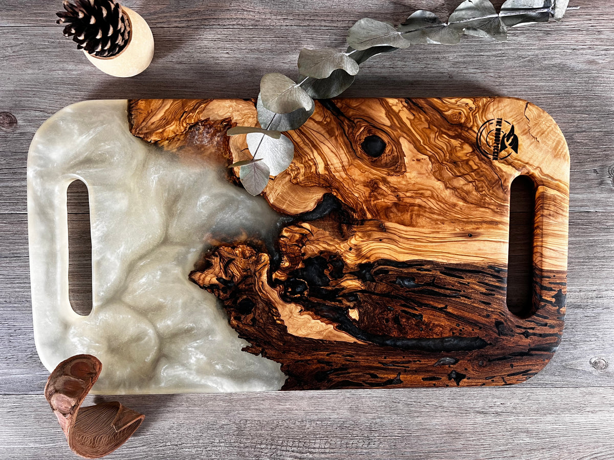 Tabla de cocina de madera de olivo con epoxi blanco crema perlado