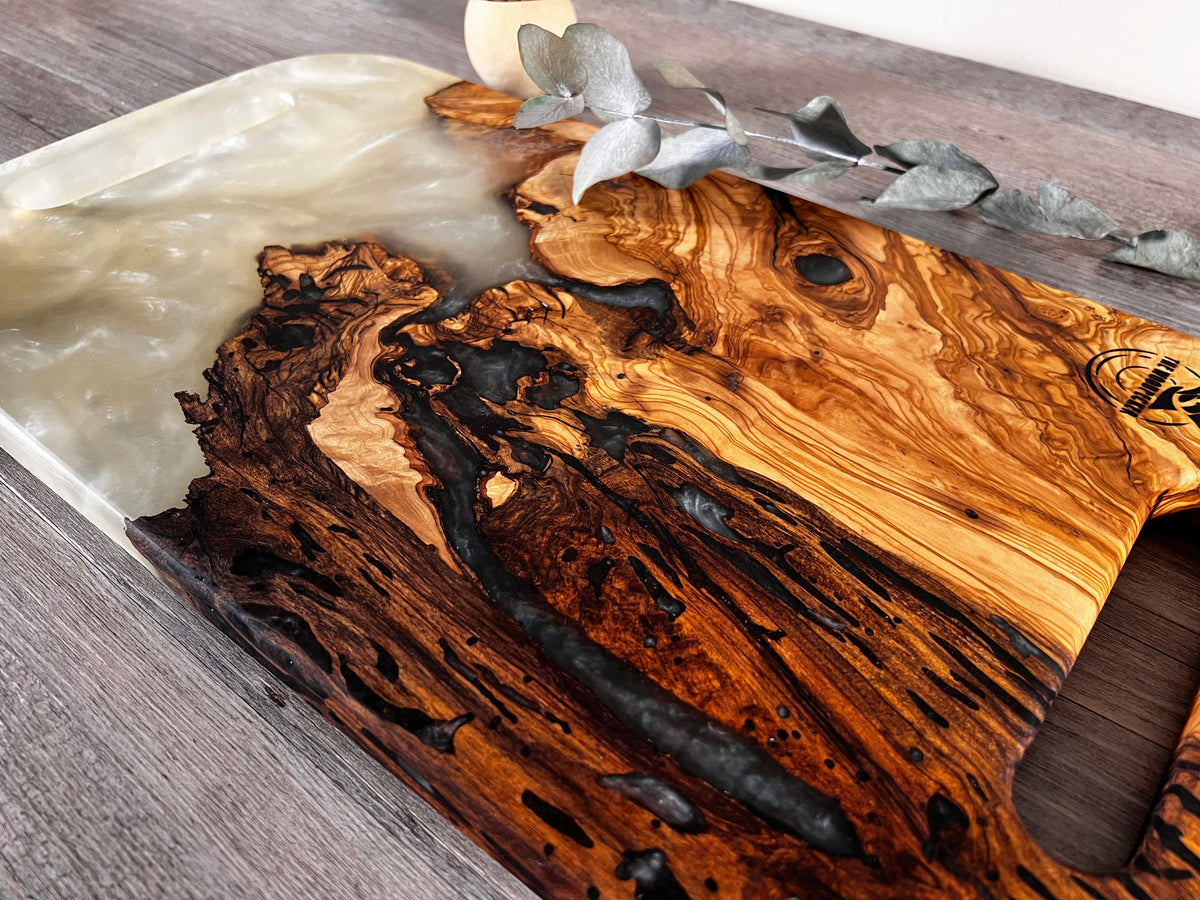 Tabla de cocina de madera de olivo con epoxi blanco crema perlado