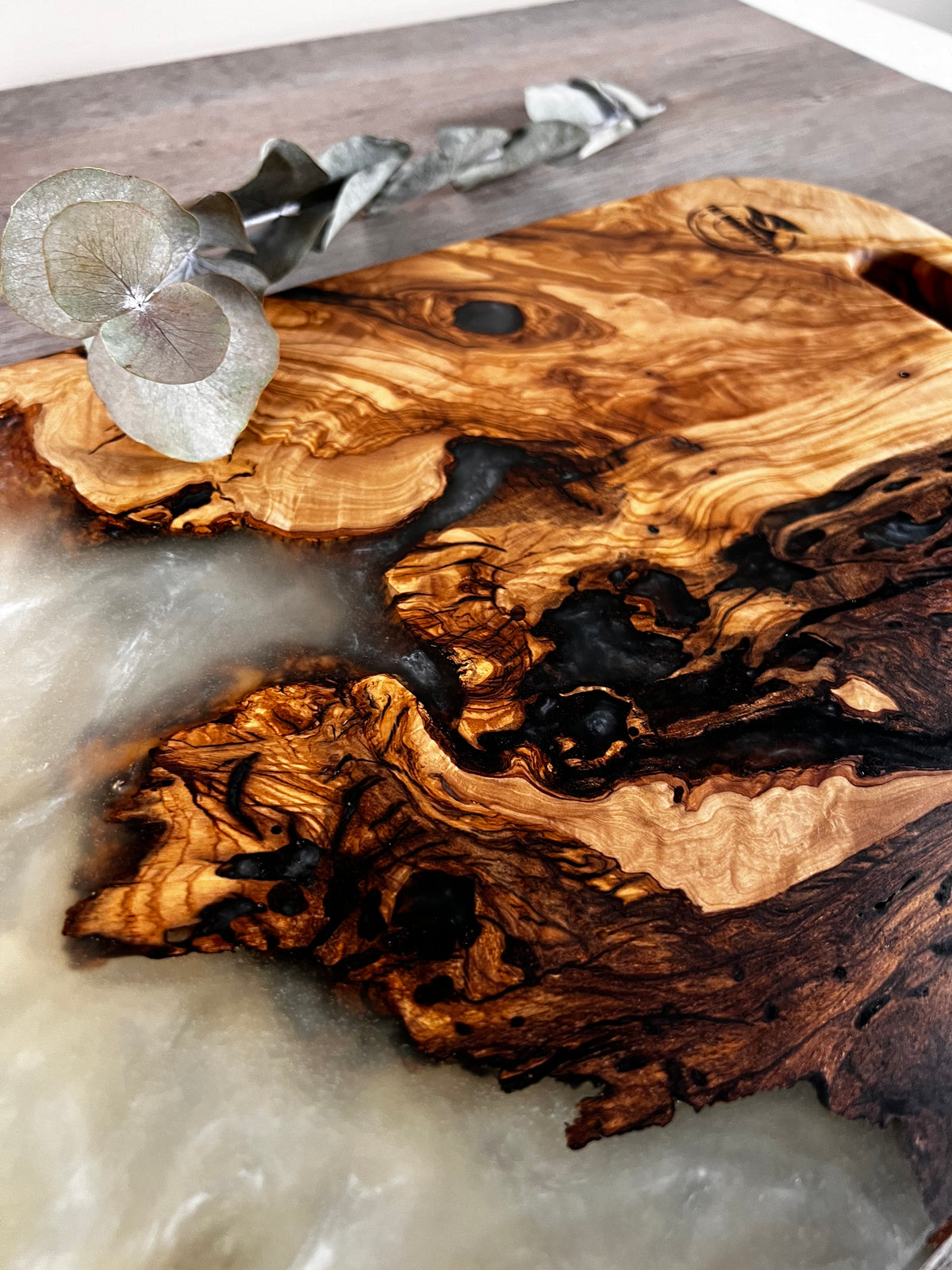 Tabla de cocina de madera de olivo con epoxi blanco crema perlado