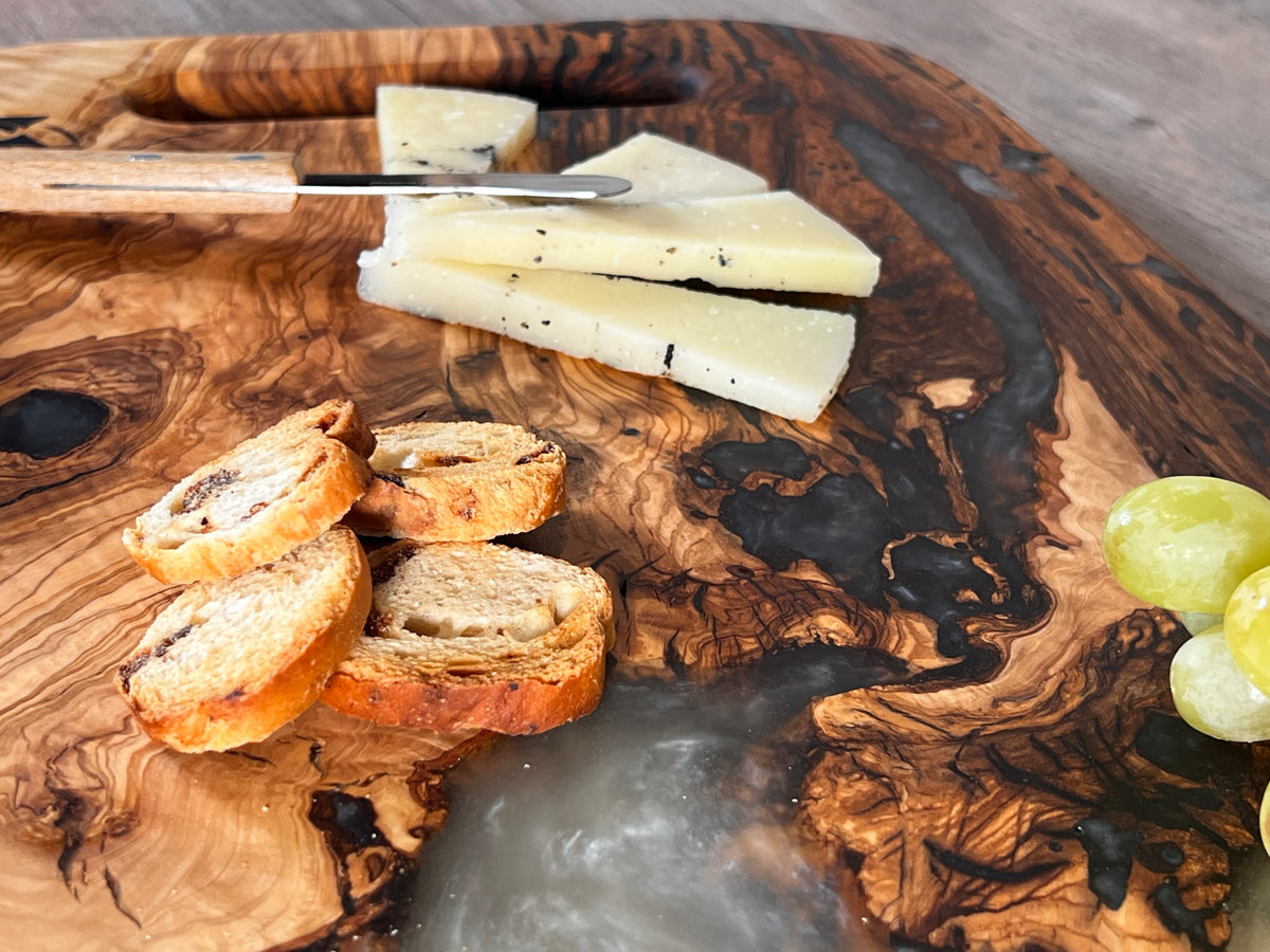 Tabla de cocina de madera de olivo con epoxi blanco crema perlado