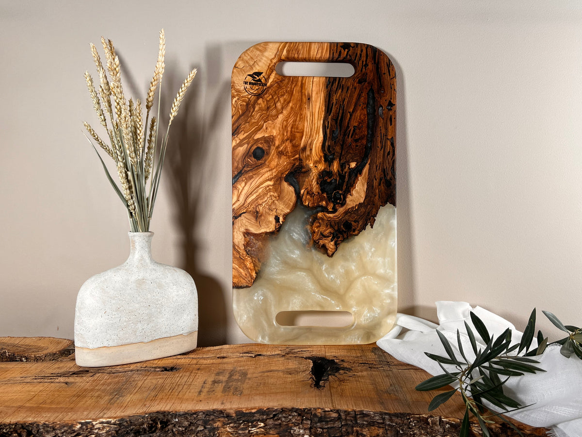 Tabla de cocina de madera de olivo con epoxi blanco crema perlado
