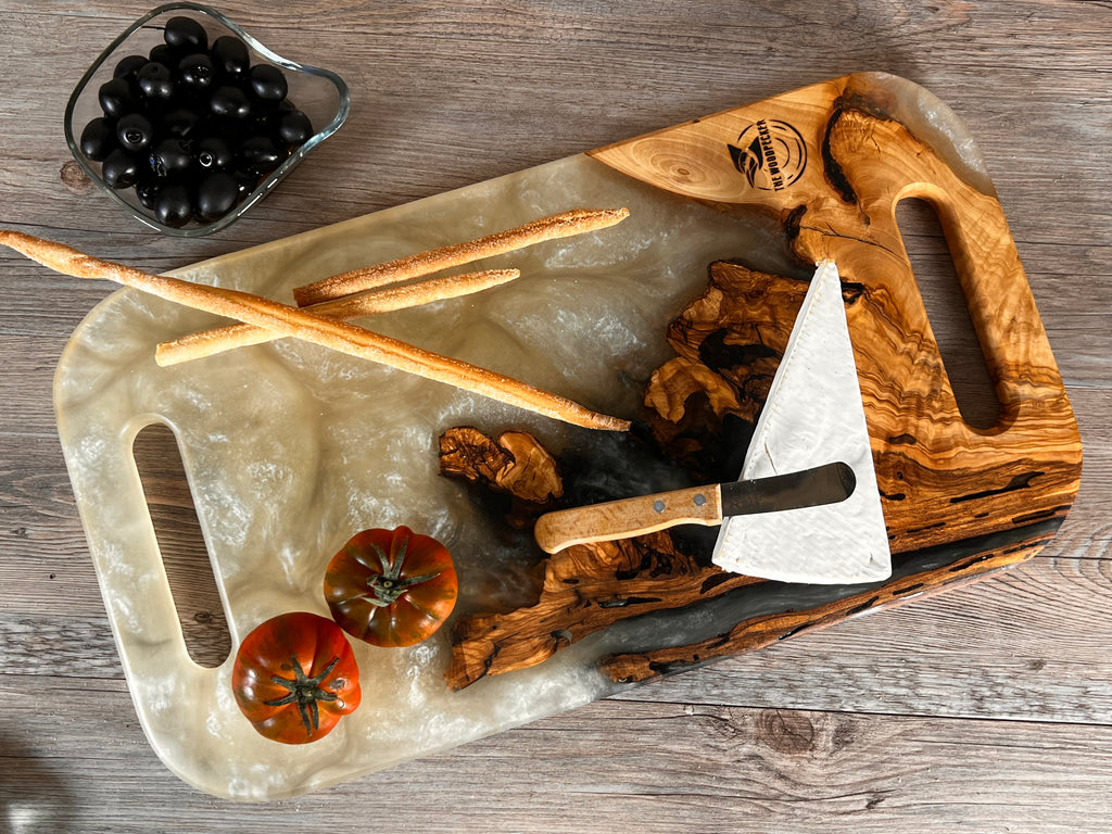 Tabla de cocina de madera de olivo con epoxi blanco crema perlado