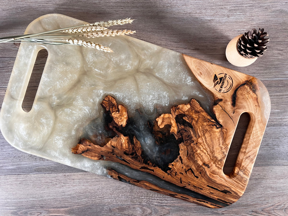 Tabla de cocina de madera de olivo con epoxi blanco crema perlado