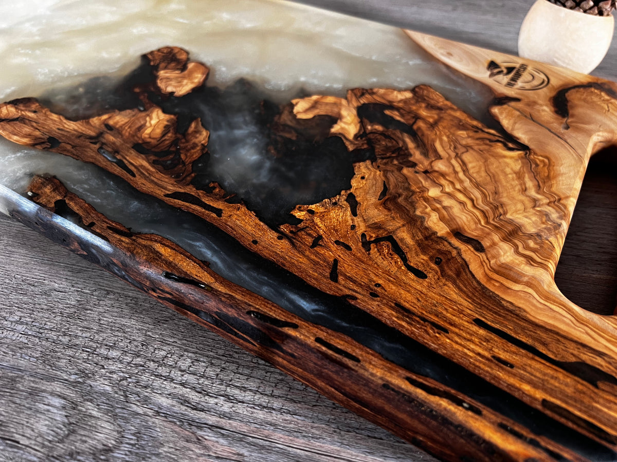 Tabla de cocina de madera de olivo con epoxi blanco crema perlado