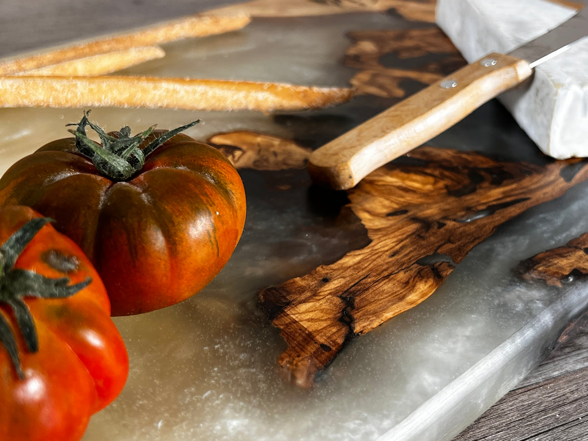 Tabla de cocina de madera de olivo con epoxi blanco crema perlado