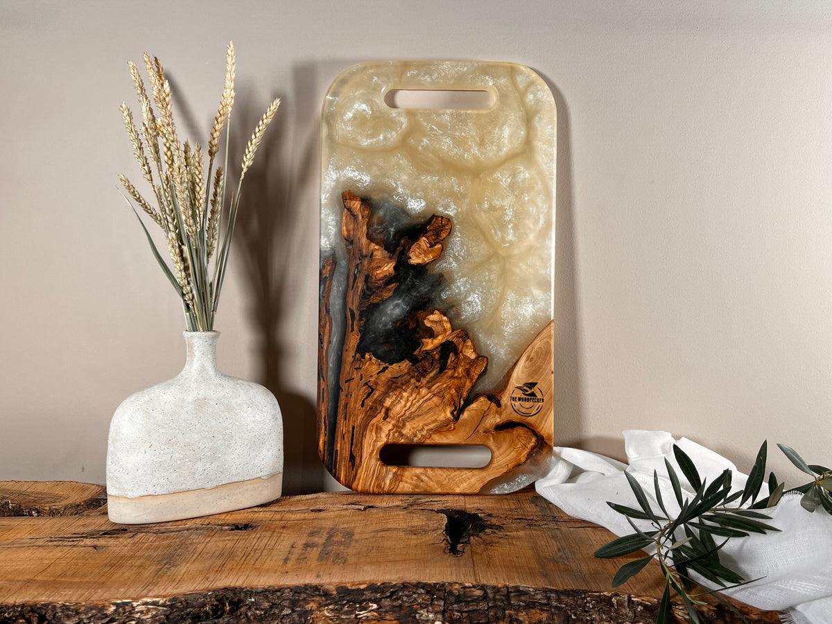Tabla de cocina de madera de olivo con epoxi blanco crema perlado