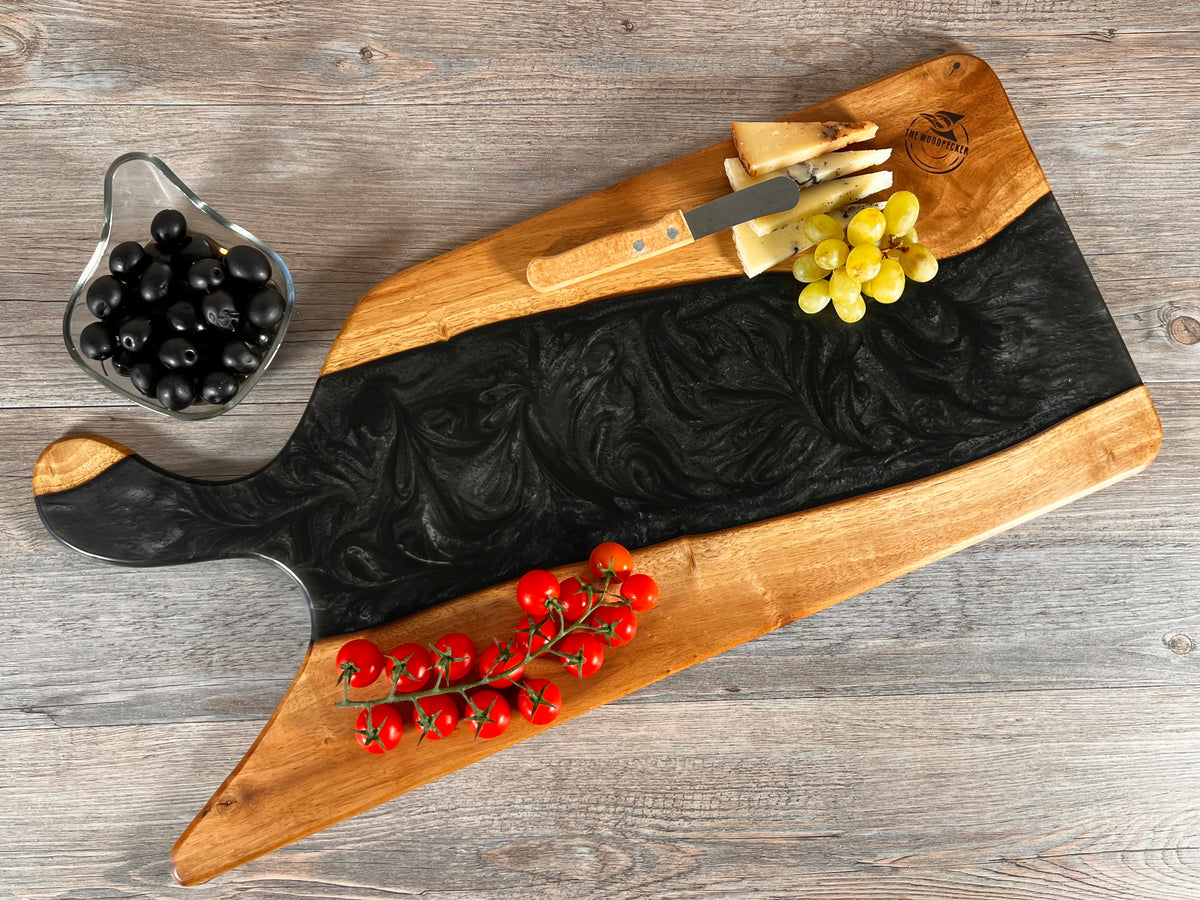 Tabla de cocina de madera de nogal con epoxi negro