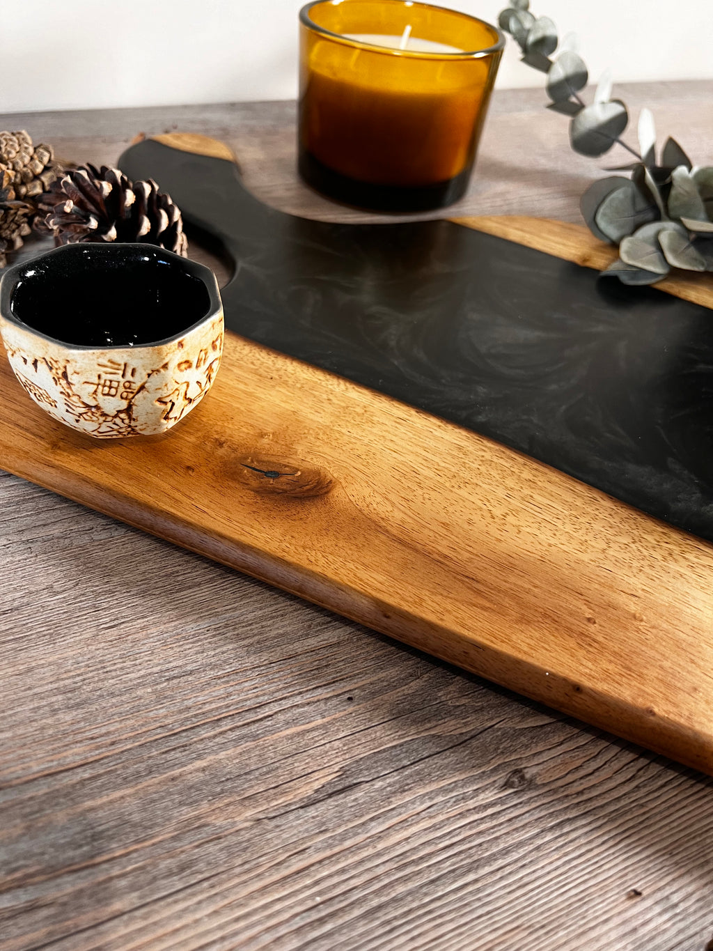 Tabla de cocina de madera de nogal con epoxi negro
