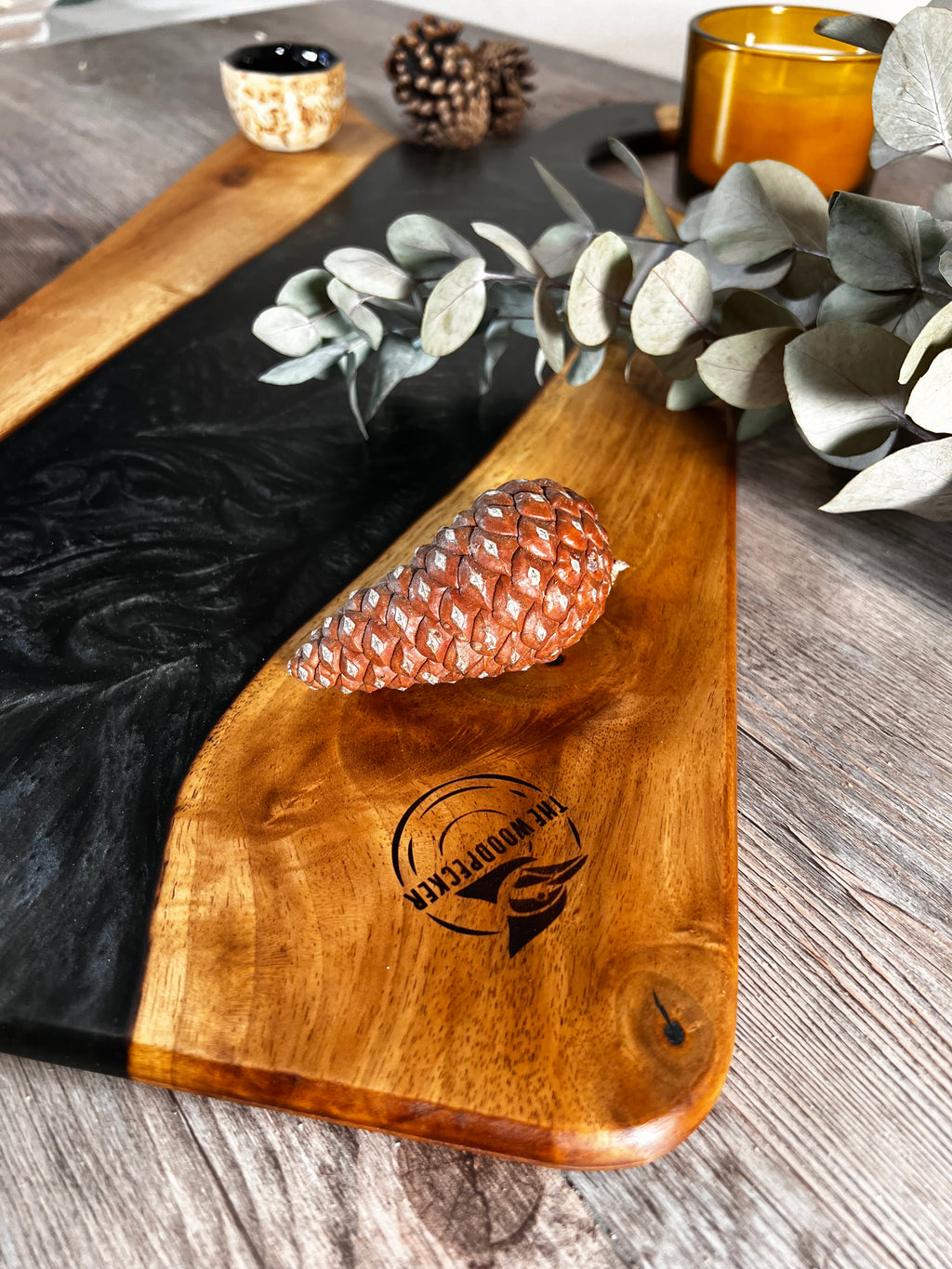 Tabla de cocina de madera de nogal con epoxi negro