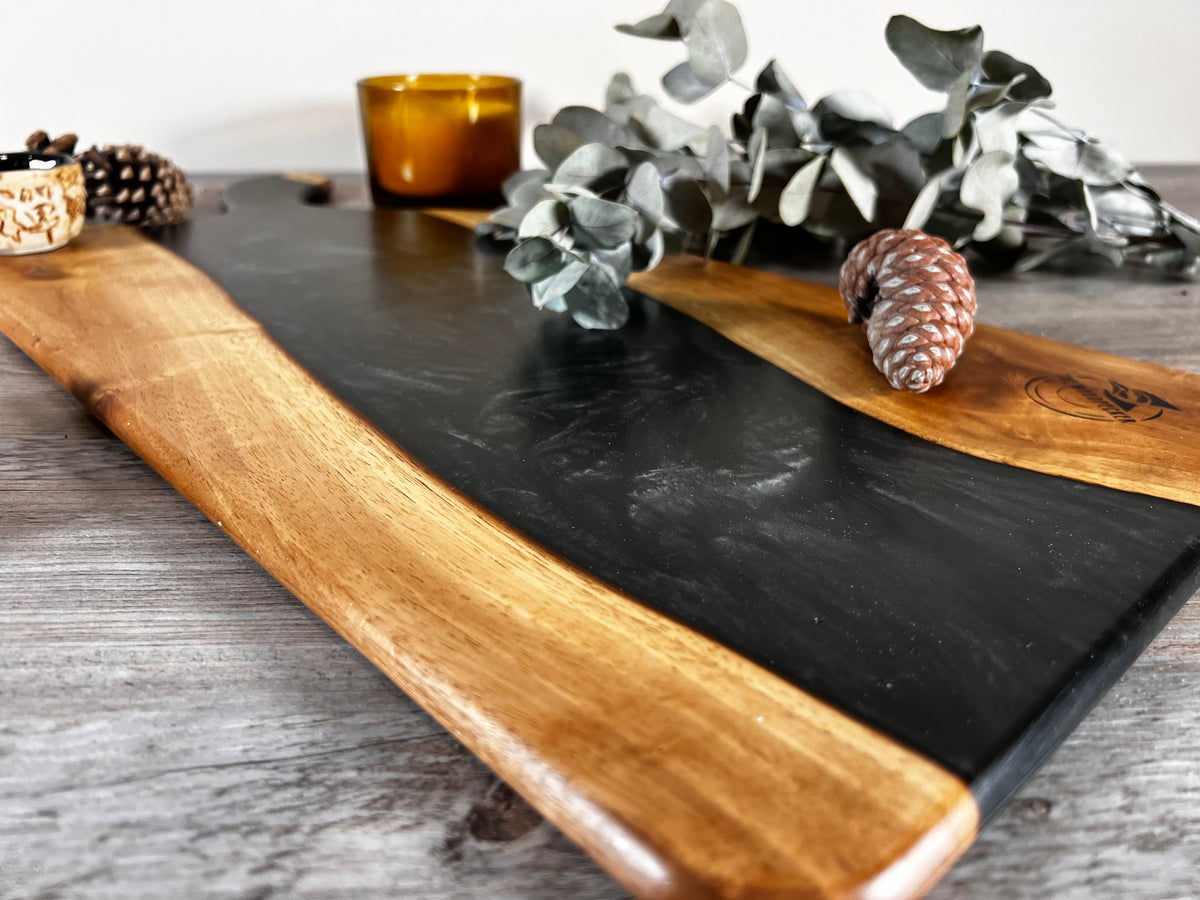 Tabla de cocina de madera de nogal con epoxi negro