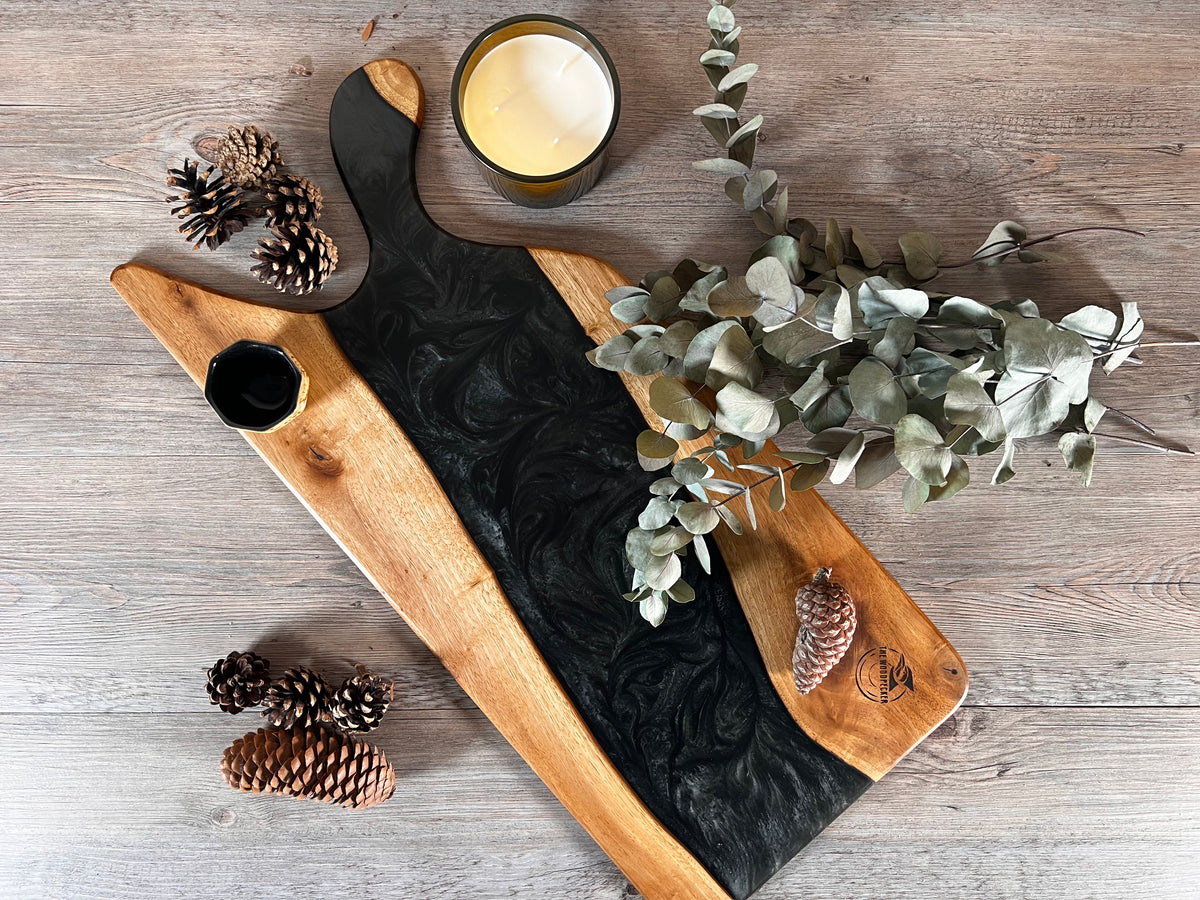 Tabla de cocina de madera de nogal con epoxi negro