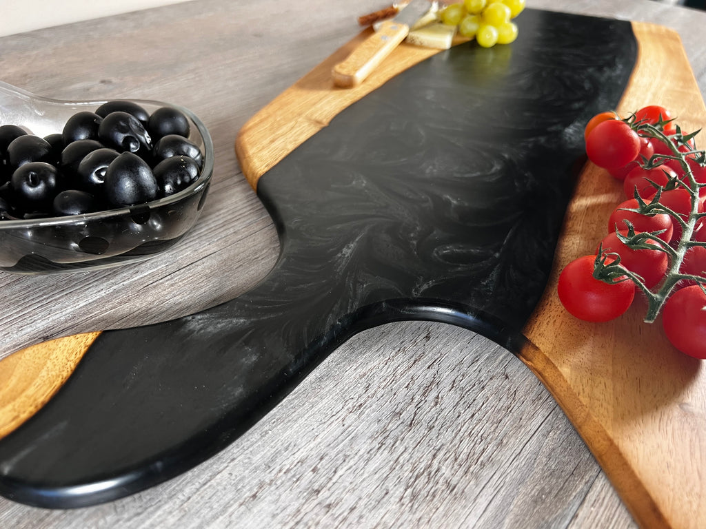 Tabla de cocina de madera de nogal con epoxi negro